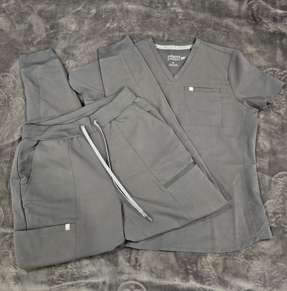 Fabletics Scrub Set - Picture 1 of 3